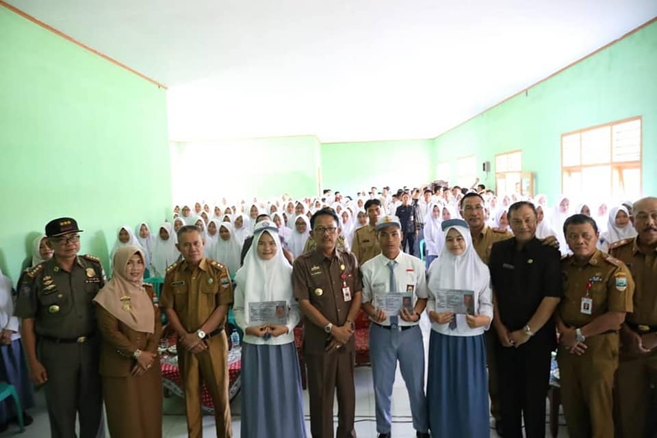 Penyerahan KTP-el kepada Siswa Siswi SMA N 1 Pesisir Tengah.jpg